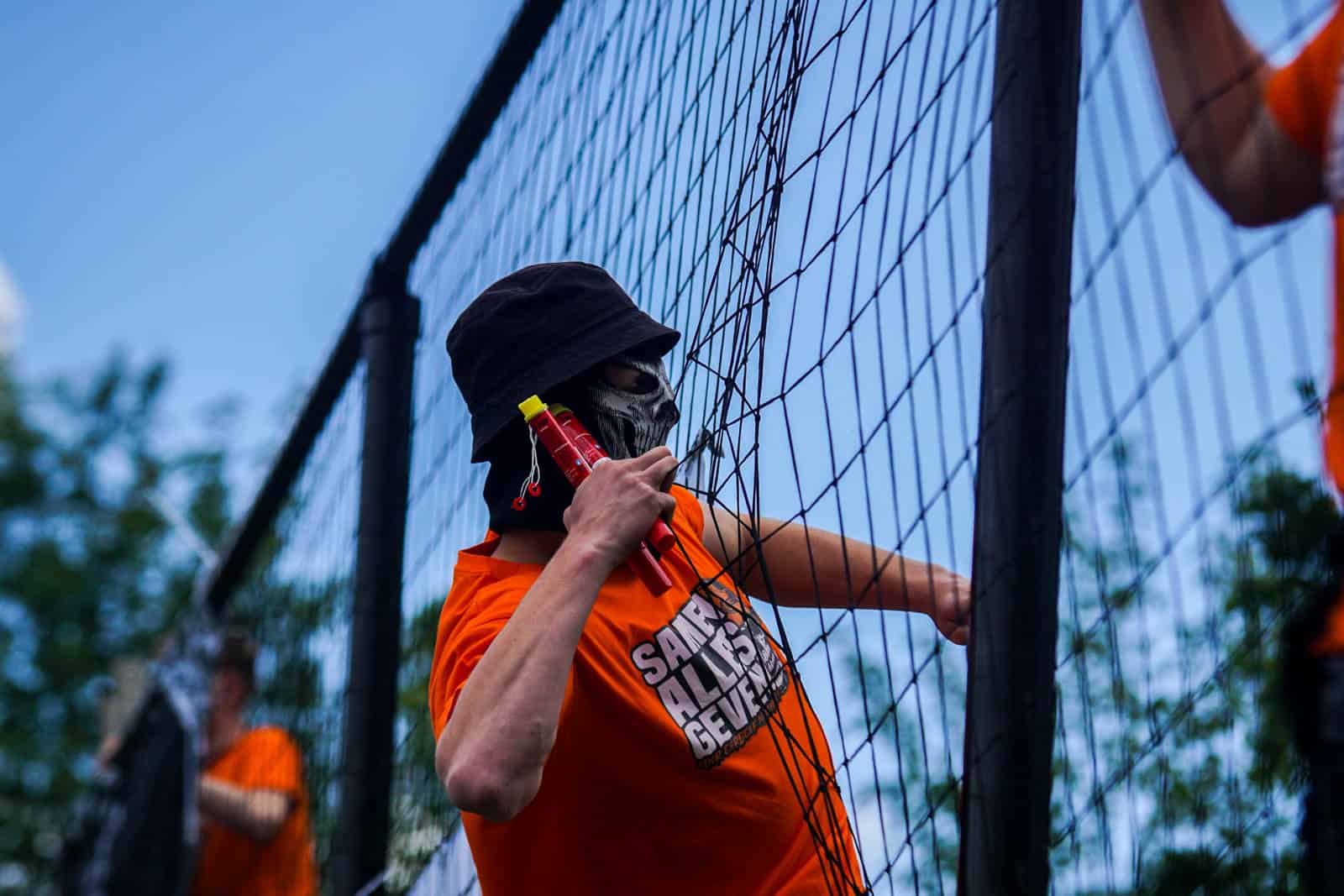 Eerbeekse Boys grijpt naast promotie ondanks sfeeractie en pyroshows