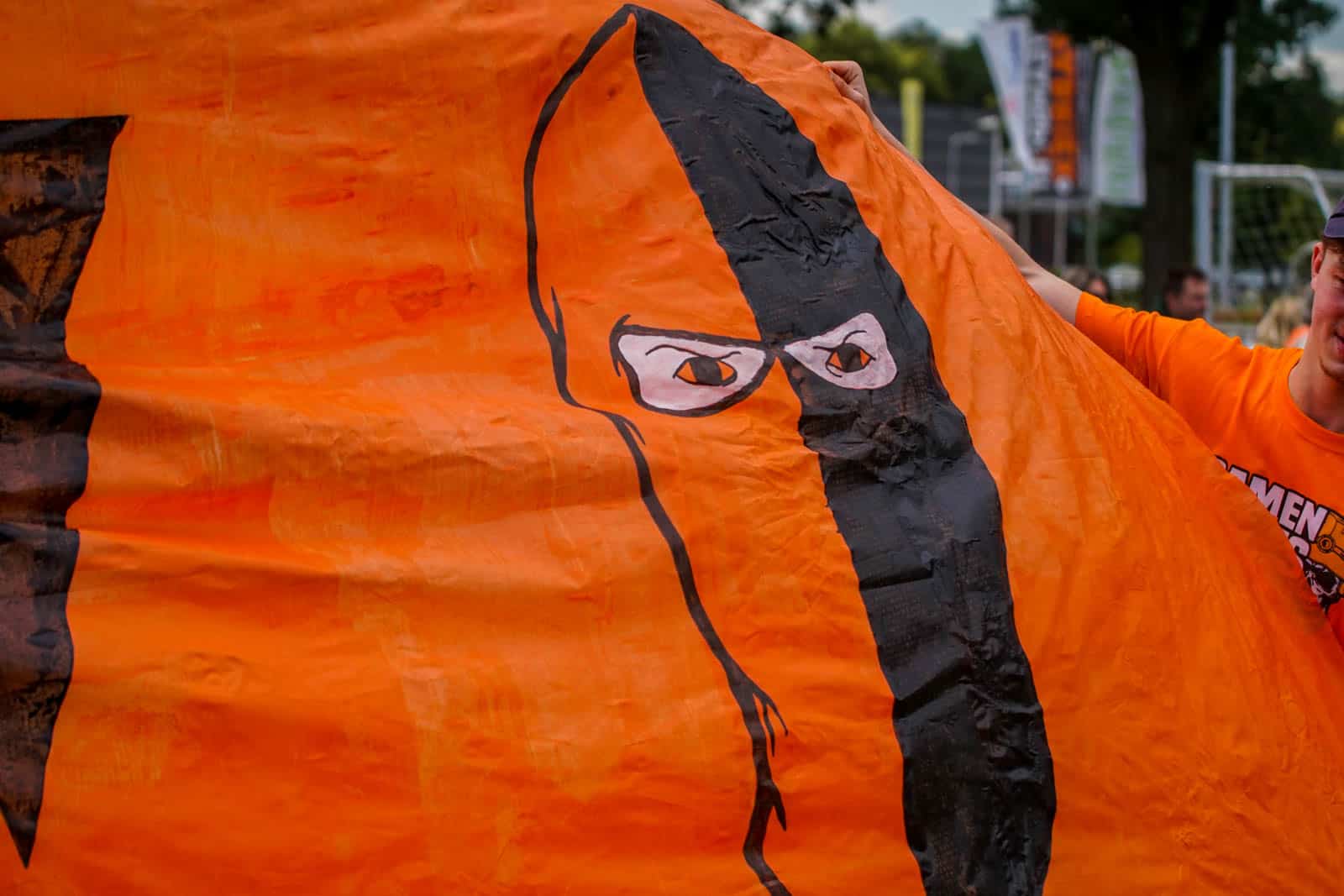 Eerbeekse Boys grijpt naast promotie ondanks sfeeractie en pyroshows