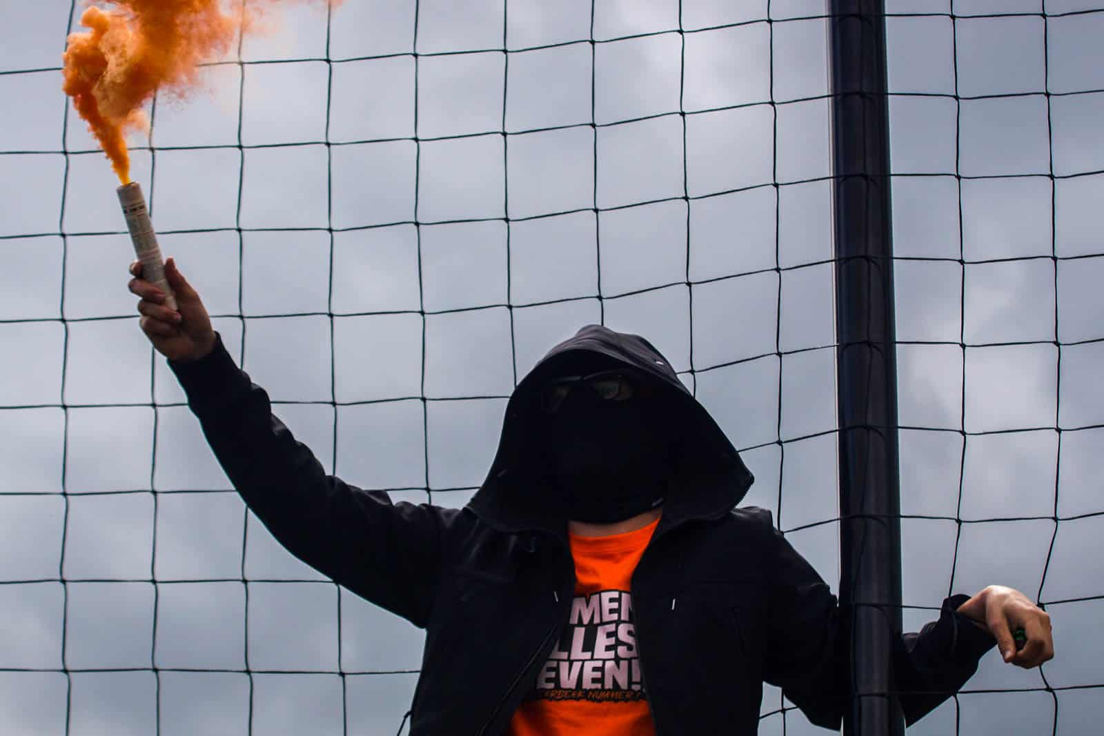 Eerbeekse Boys grijpt naast promotie ondanks sfeeractie en pyroshows
