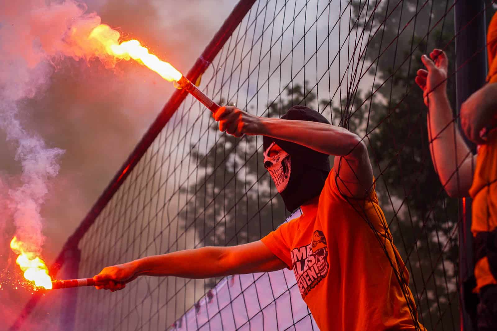 Eerbeekse Boys grijpt naast promotie ondanks sfeeractie en pyroshows