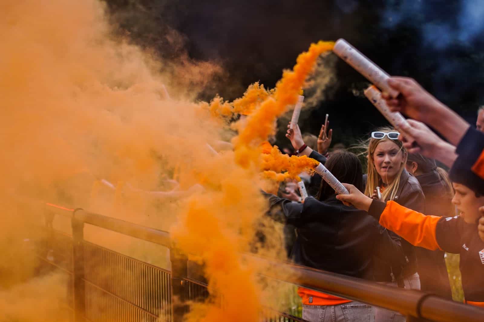 Eerbeekse Boys grijpt naast promotie ondanks sfeeractie en pyroshows
