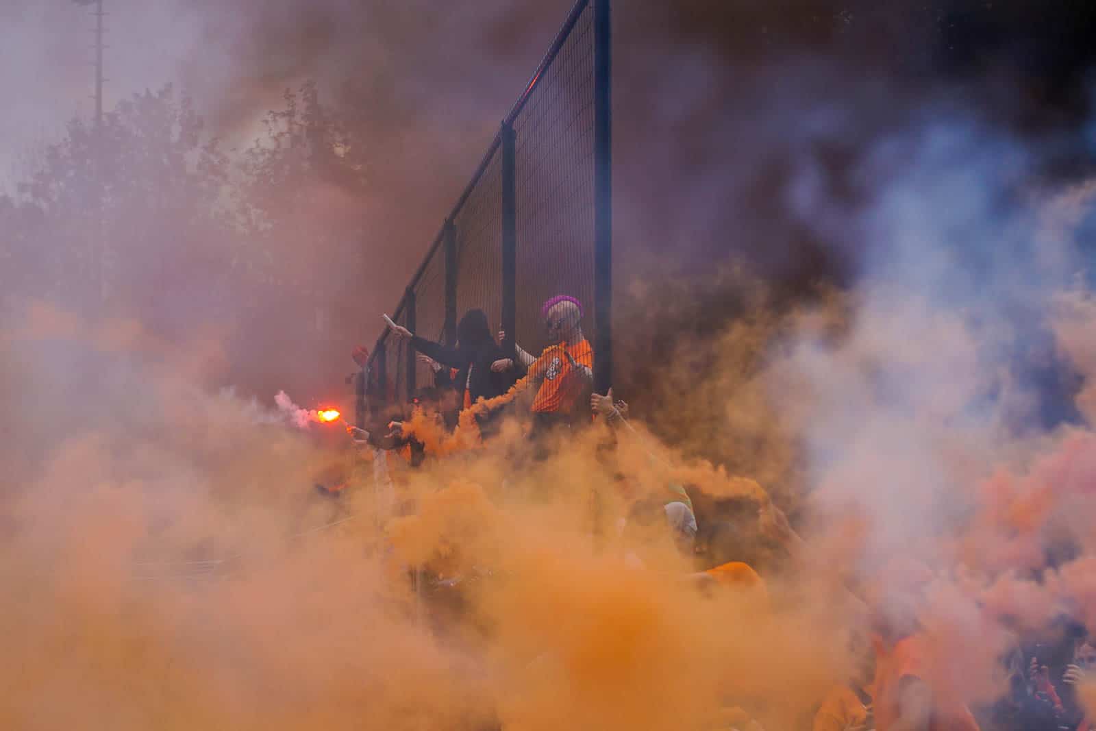 Eerbeekse Boys grijpt naast promotie ondanks sfeeractie en pyroshows