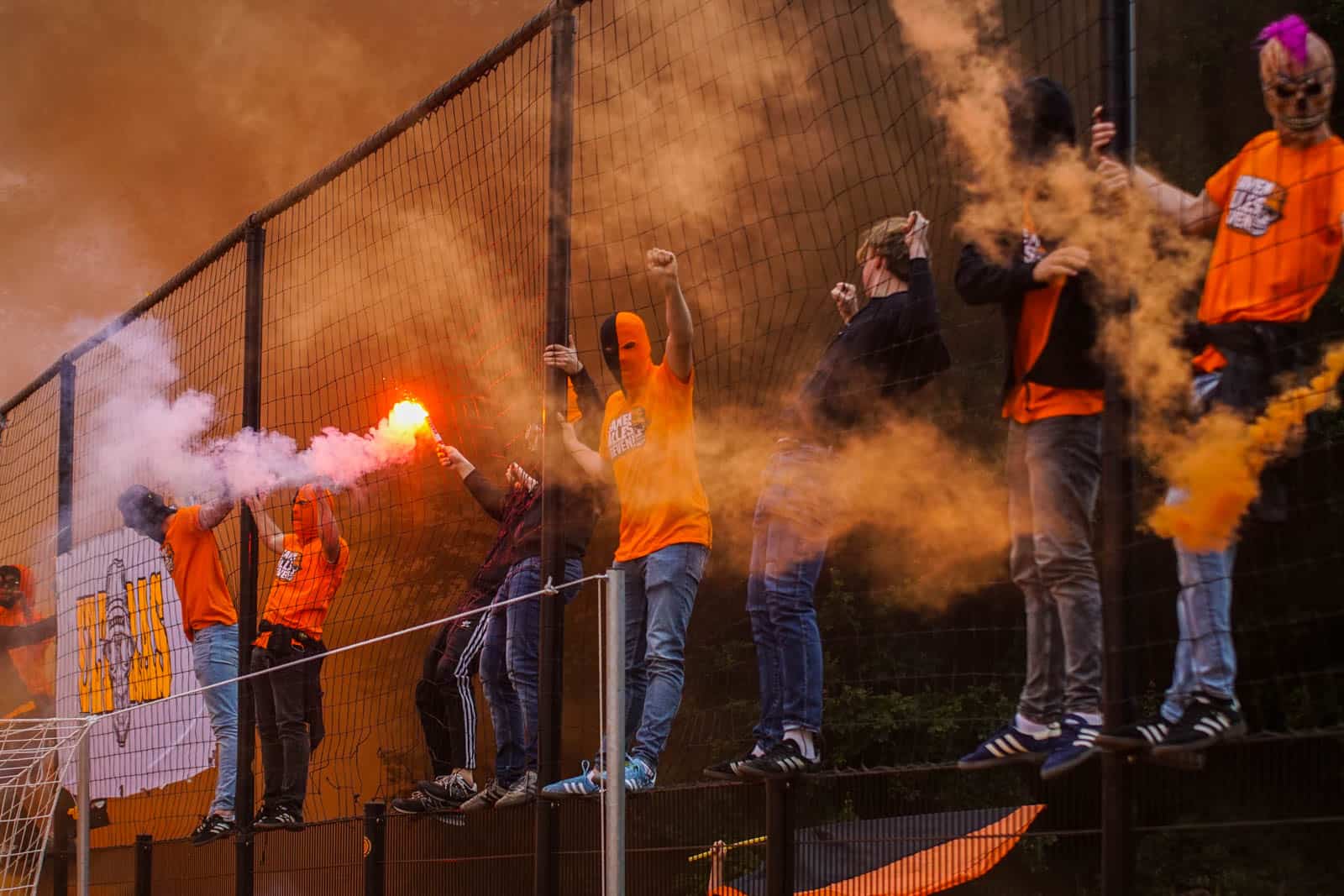 Eerbeekse Boys grijpt naast promotie ondanks sfeeractie en pyroshows