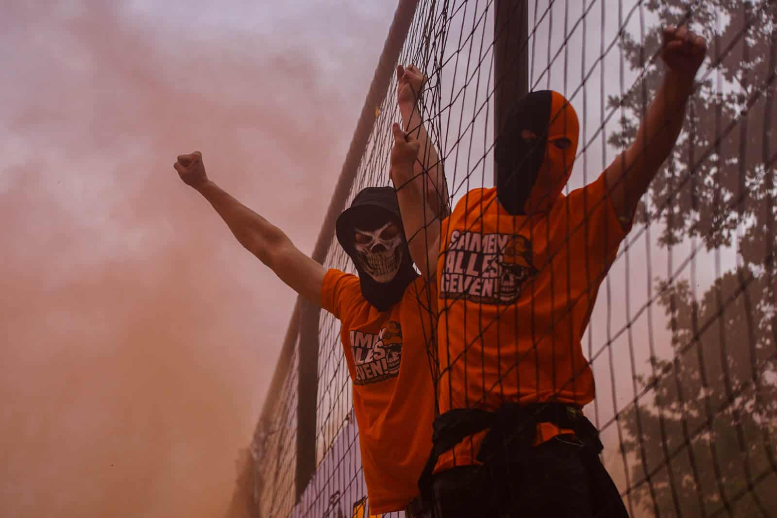 Eerbeekse Boys grijpt naast promotie ondanks sfeeractie en pyroshows