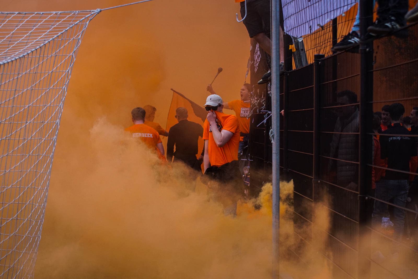 Eerbeekse Boys grijpt naast promotie ondanks sfeeractie en pyroshows