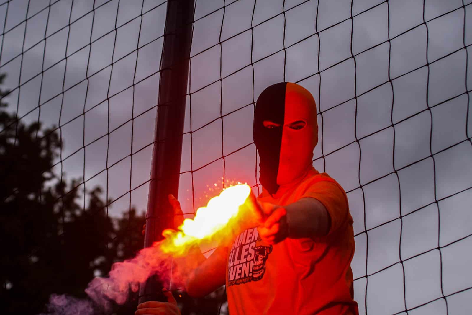 Eerbeekse Boys grijpt naast promotie ondanks sfeeractie en pyroshows