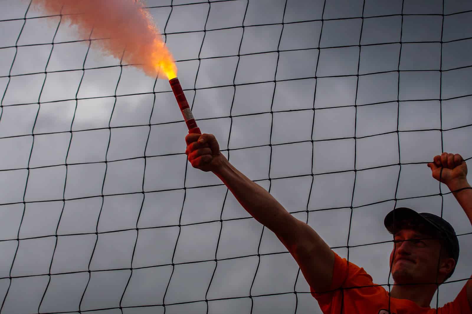 Eerbeekse Boys grijpt naast promotie ondanks sfeeractie en pyroshows