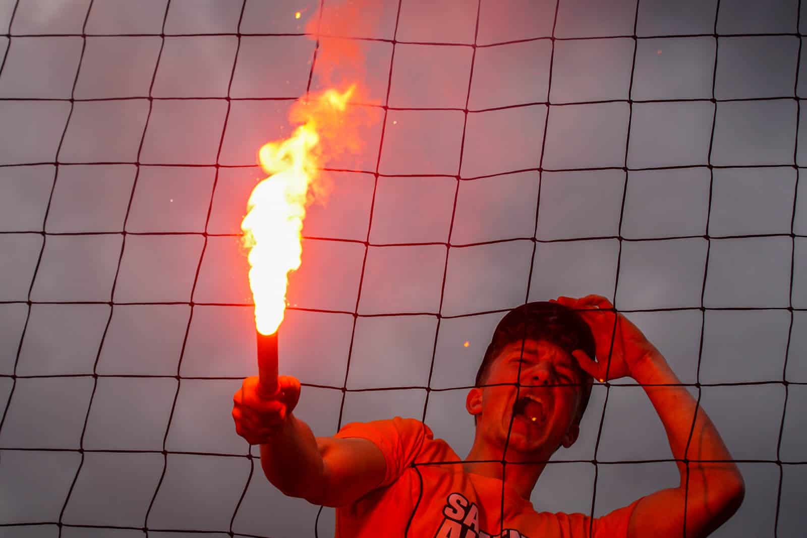 Eerbeekse Boys grijpt naast promotie ondanks sfeeractie en pyroshows