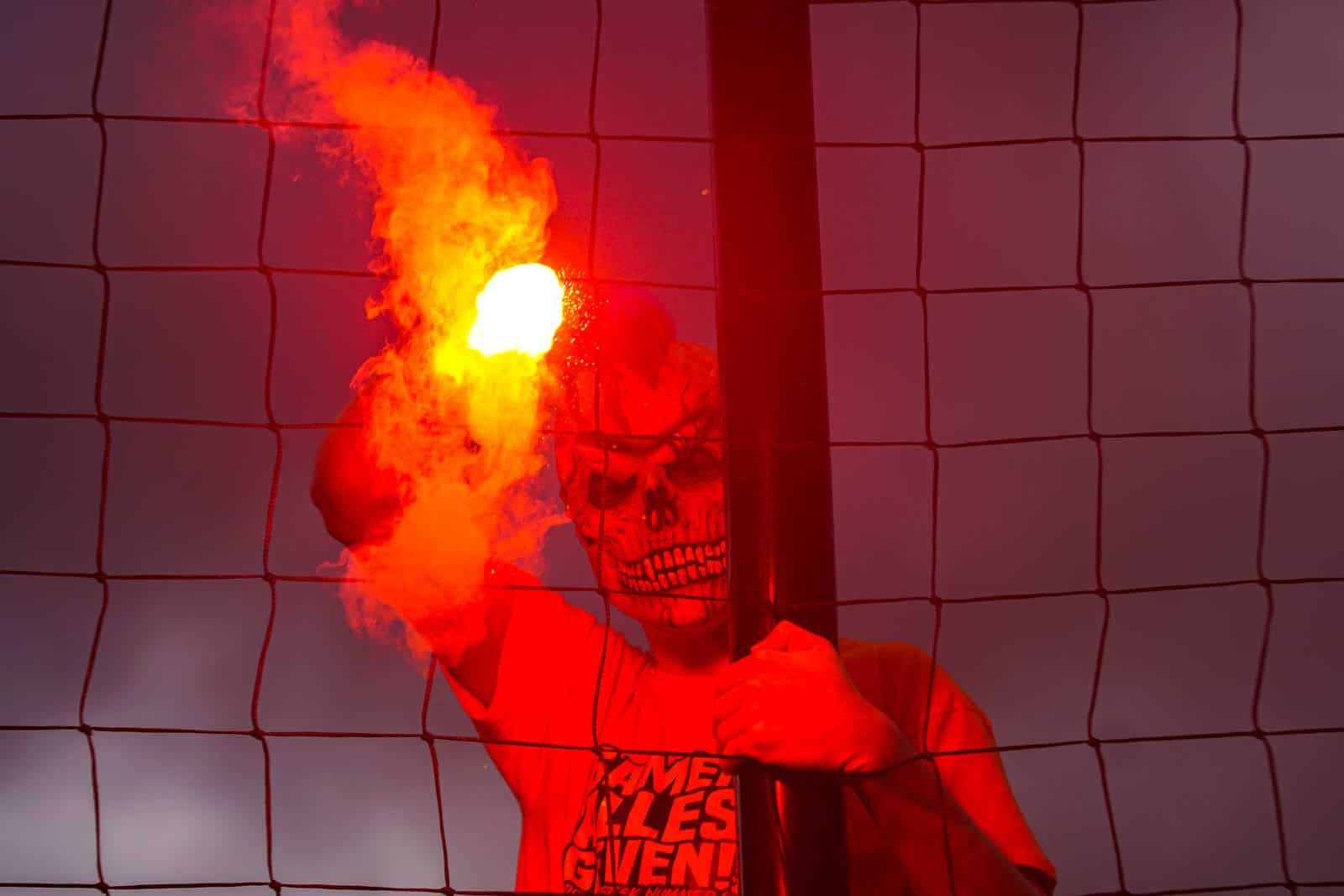 Eerbeekse Boys grijpt naast promotie ondanks sfeeractie en pyroshows