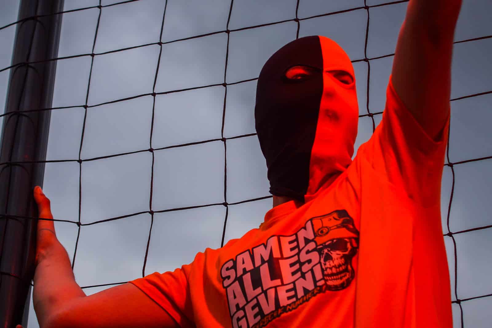 Eerbeekse Boys grijpt naast promotie ondanks sfeeractie en pyroshows