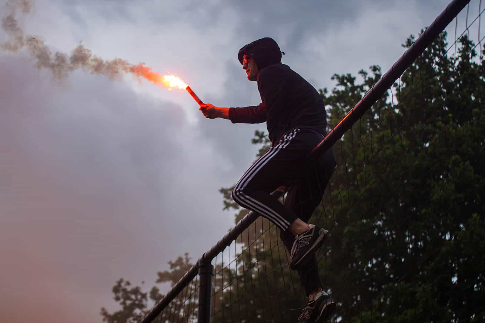 Eerbeekse Boys grijpt naast promotie ondanks sfeeractie en pyroshows