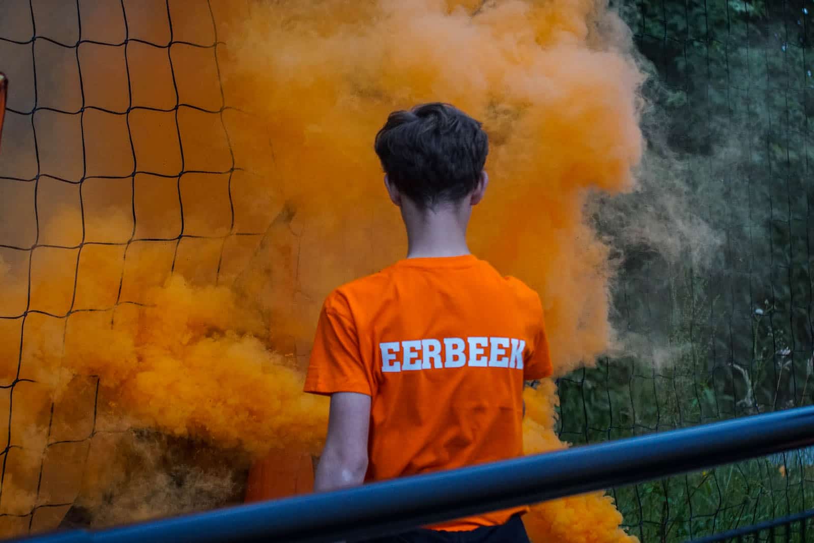 Eerbeekse Boys grijpt naast promotie ondanks sfeeractie en pyroshows