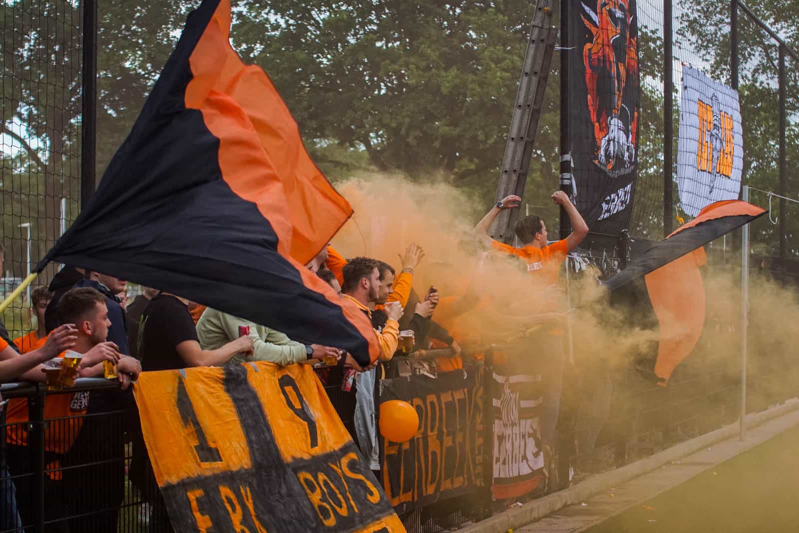 Eerbeekse Boys grijpt naast promotie ondanks sfeeractie en pyroshows