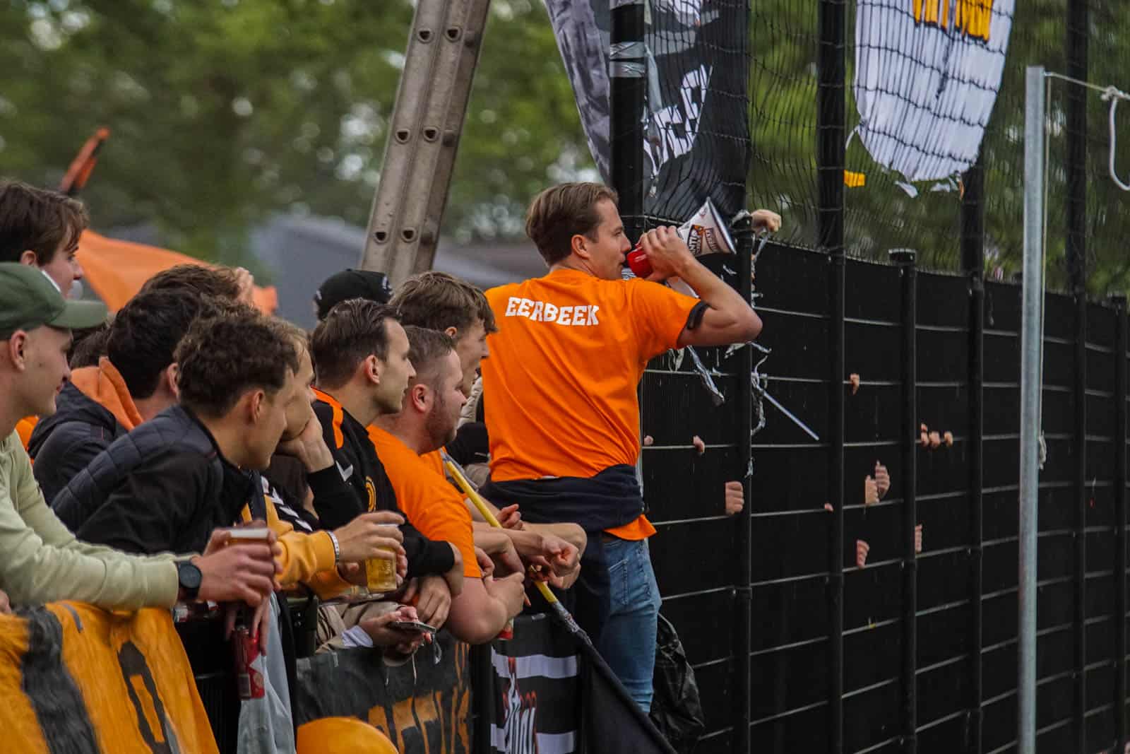 Eerbeekse Boys grijpt naast promotie ondanks sfeeractie en pyroshows