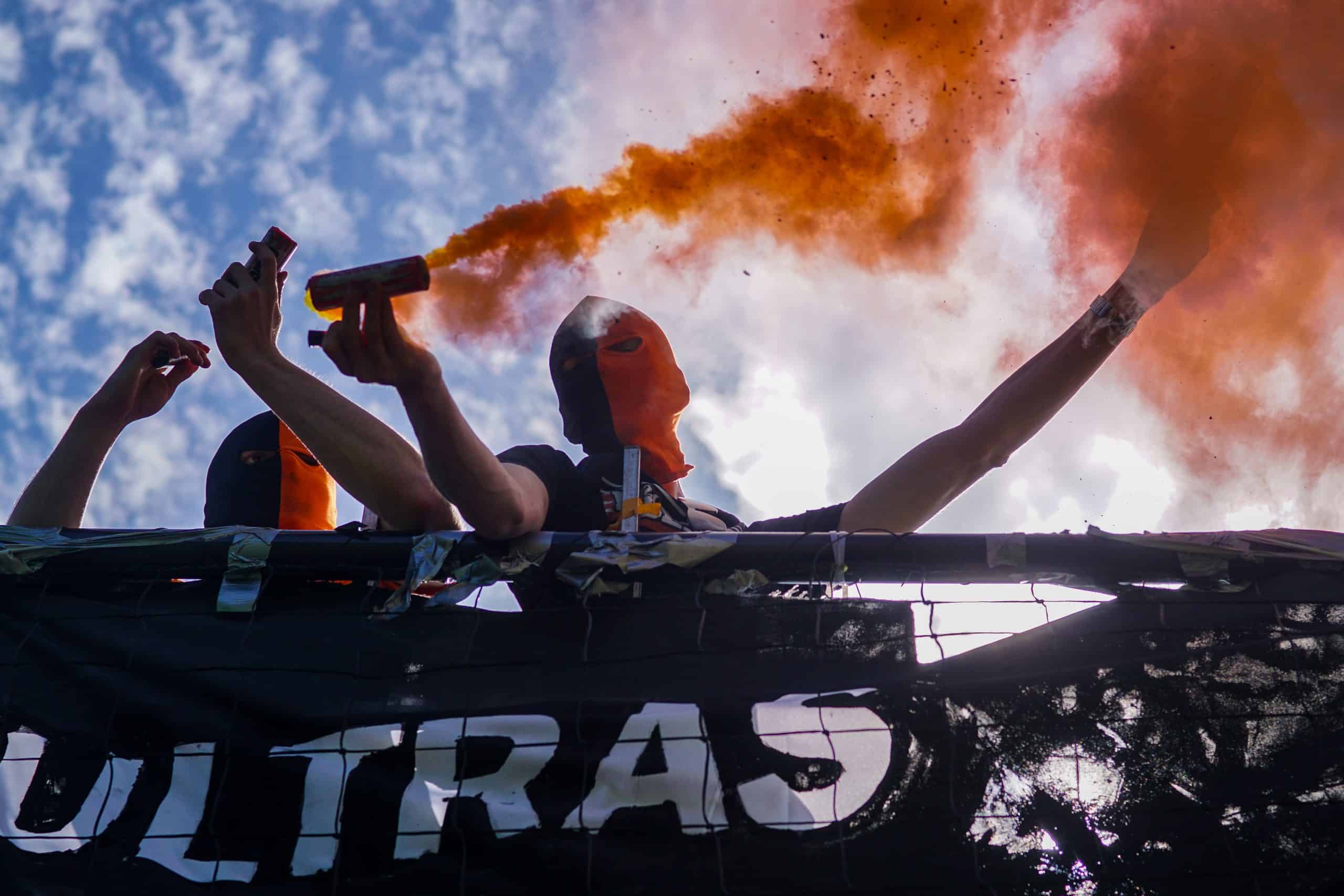 Eerbeekse Boys grijpt naast promotie ondanks sfeeractie en pyroshows
