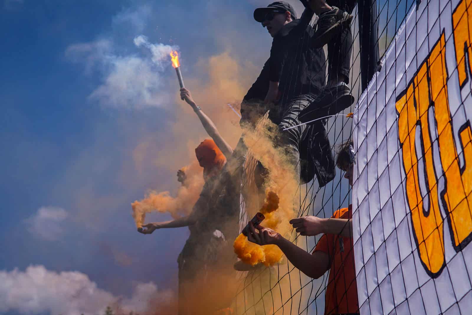 Eerbeekse Boys grijpt naast promotie ondanks sfeeractie en pyroshows