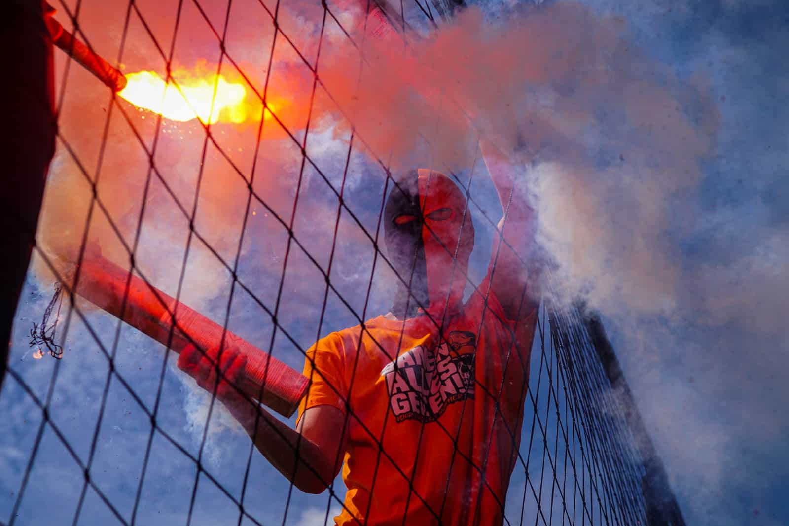Eerbeekse Boys grijpt naast promotie ondanks sfeeractie en pyroshows