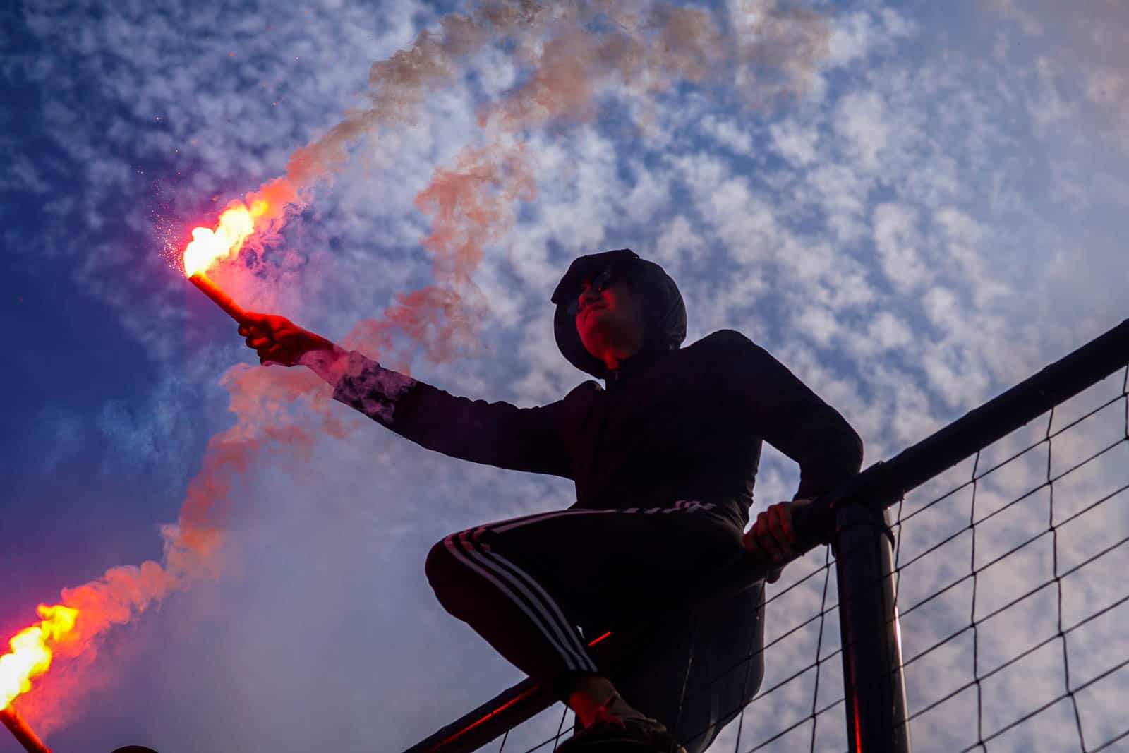 Eerbeekse Boys grijpt naast promotie ondanks sfeeractie en pyroshows