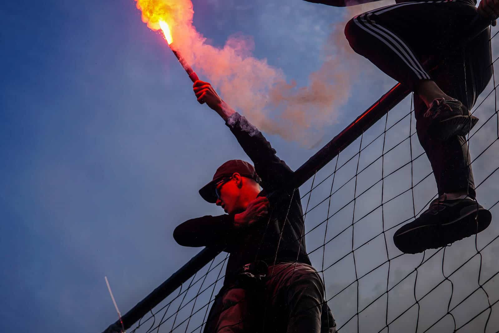 Eerbeekse Boys grijpt naast promotie ondanks sfeeractie en pyroshows