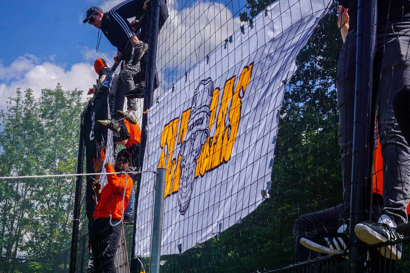 Eerbeekse Boys grijpt naast promotie ondanks sfeeractie en pyroshows