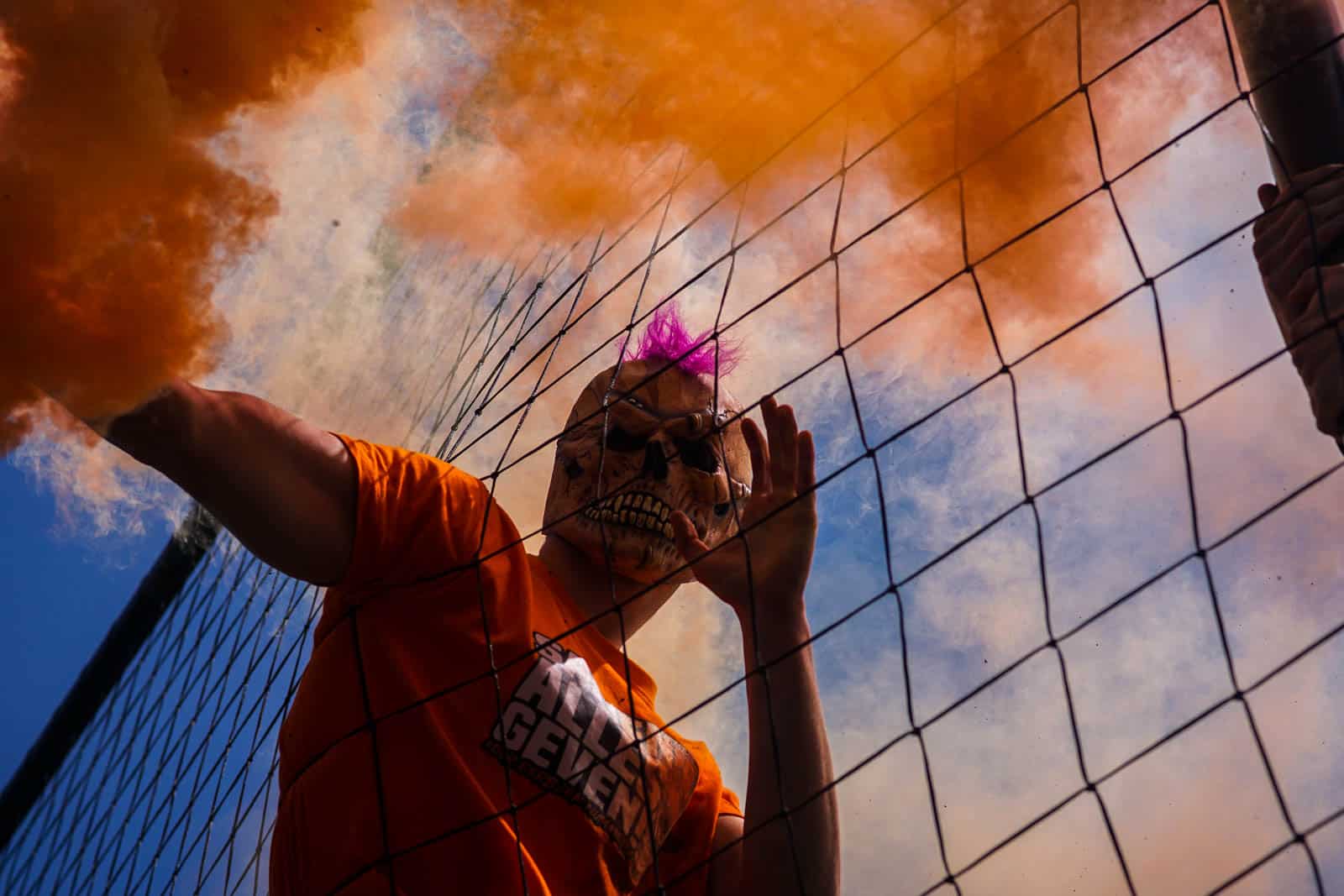 Eerbeekse Boys grijpt naast promotie ondanks sfeeractie en pyroshows