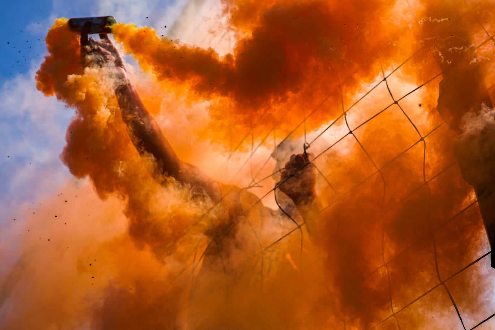 Eerbeekse Boys grijpt naast promotie ondanks sfeeractie en pyroshows