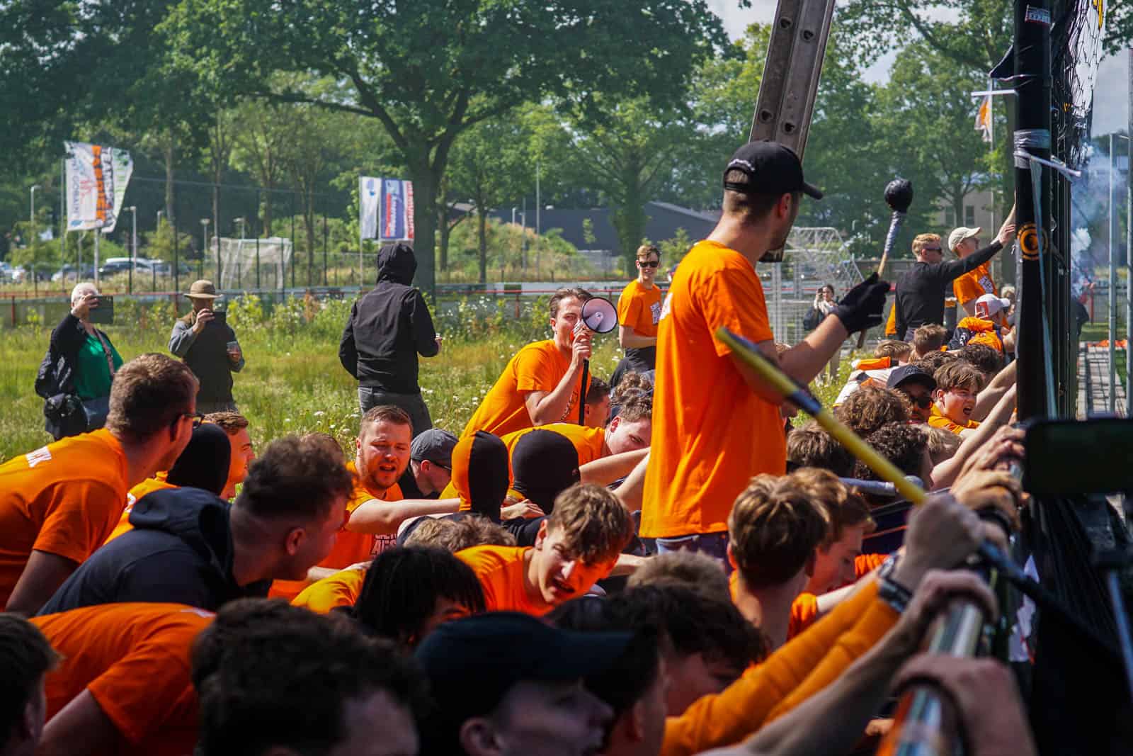 Eerbeekse Boys grijpt naast promotie ondanks sfeeractie en pyroshows