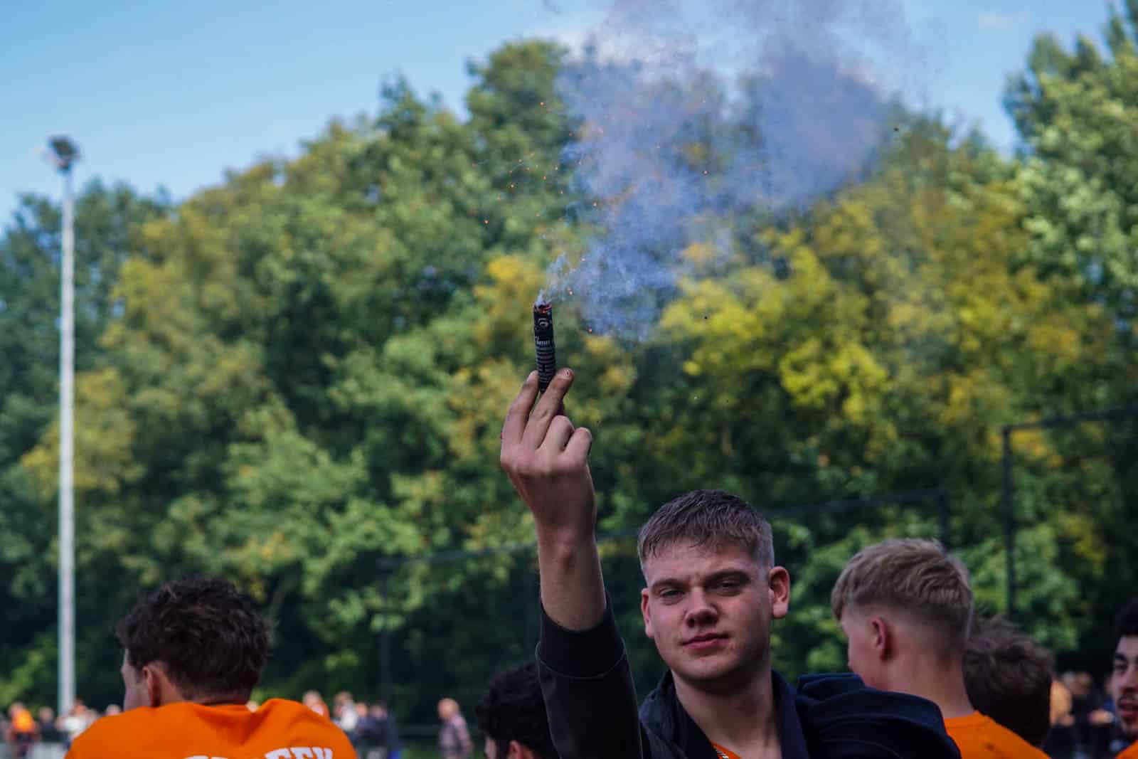 Eerbeekse Boys grijpt naast promotie ondanks sfeeractie en pyroshows