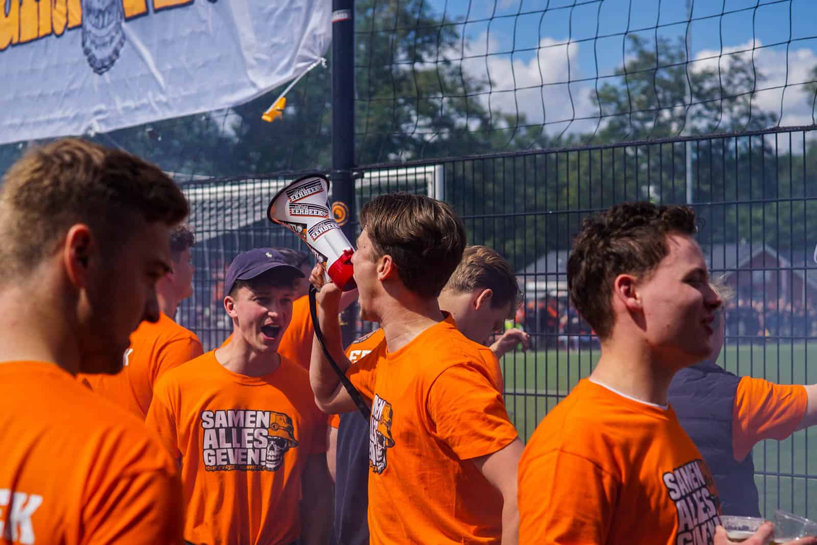 Eerbeekse Boys grijpt naast promotie ondanks sfeeractie en pyroshows