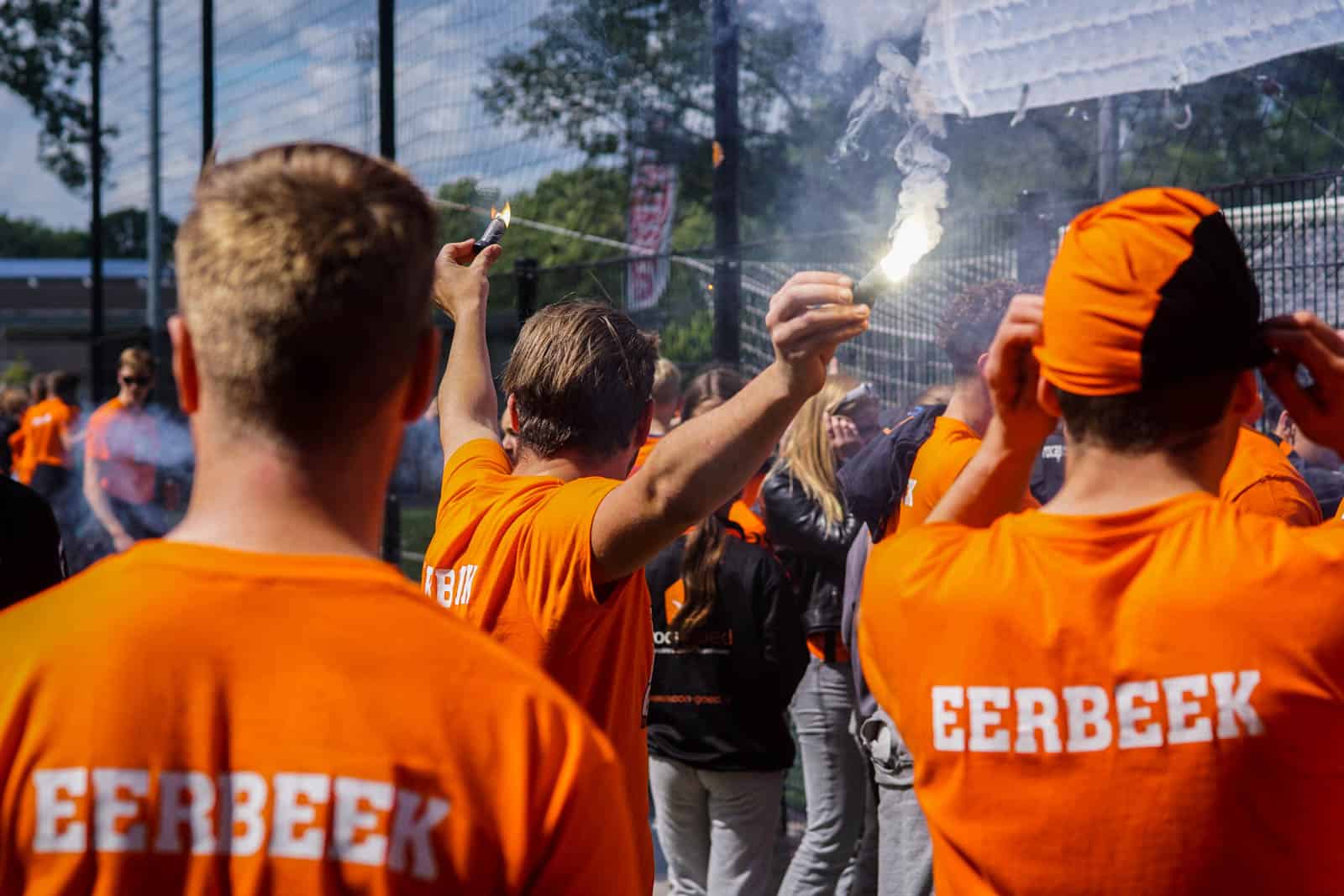 Eerbeekse Boys grijpt naast promotie ondanks sfeeractie en pyroshows