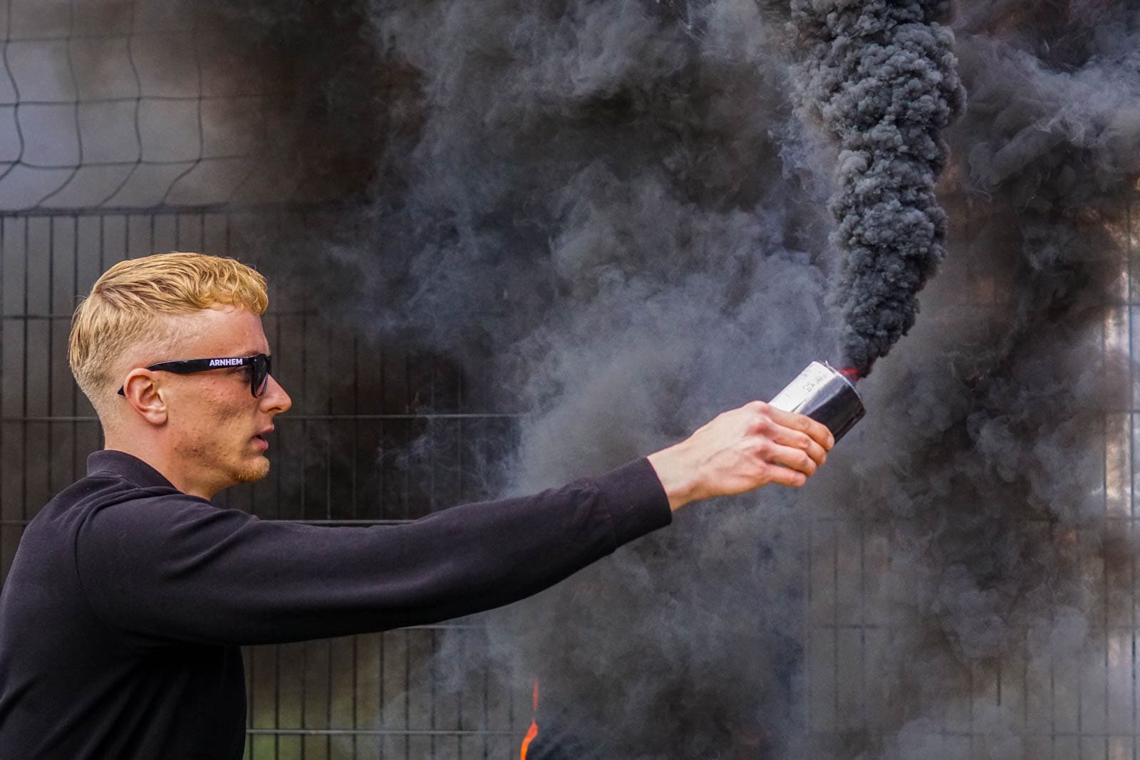 Eerbeekse Boys grijpt naast promotie ondanks sfeeractie en pyroshows