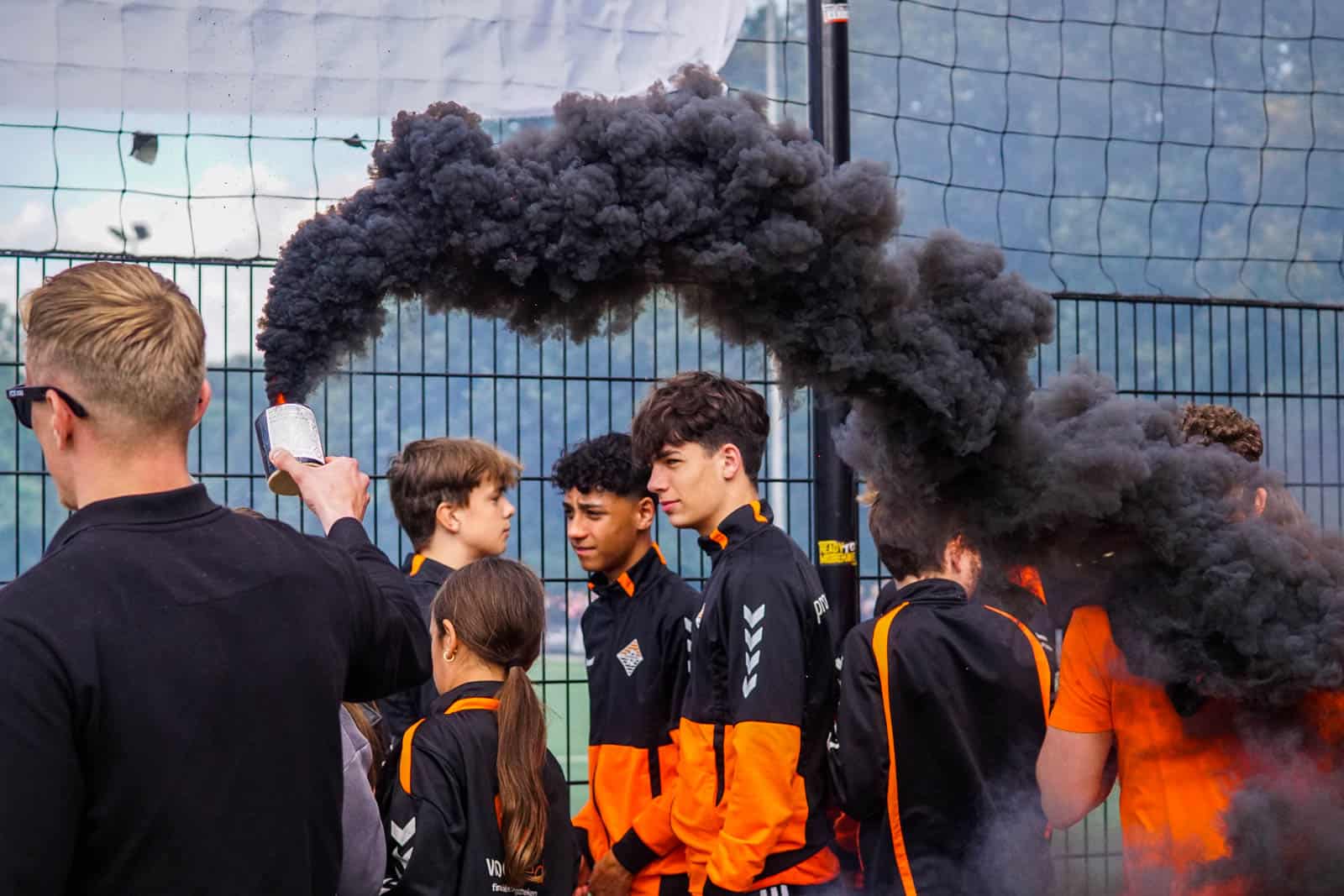 Eerbeekse Boys grijpt naast promotie ondanks sfeeractie en pyroshows