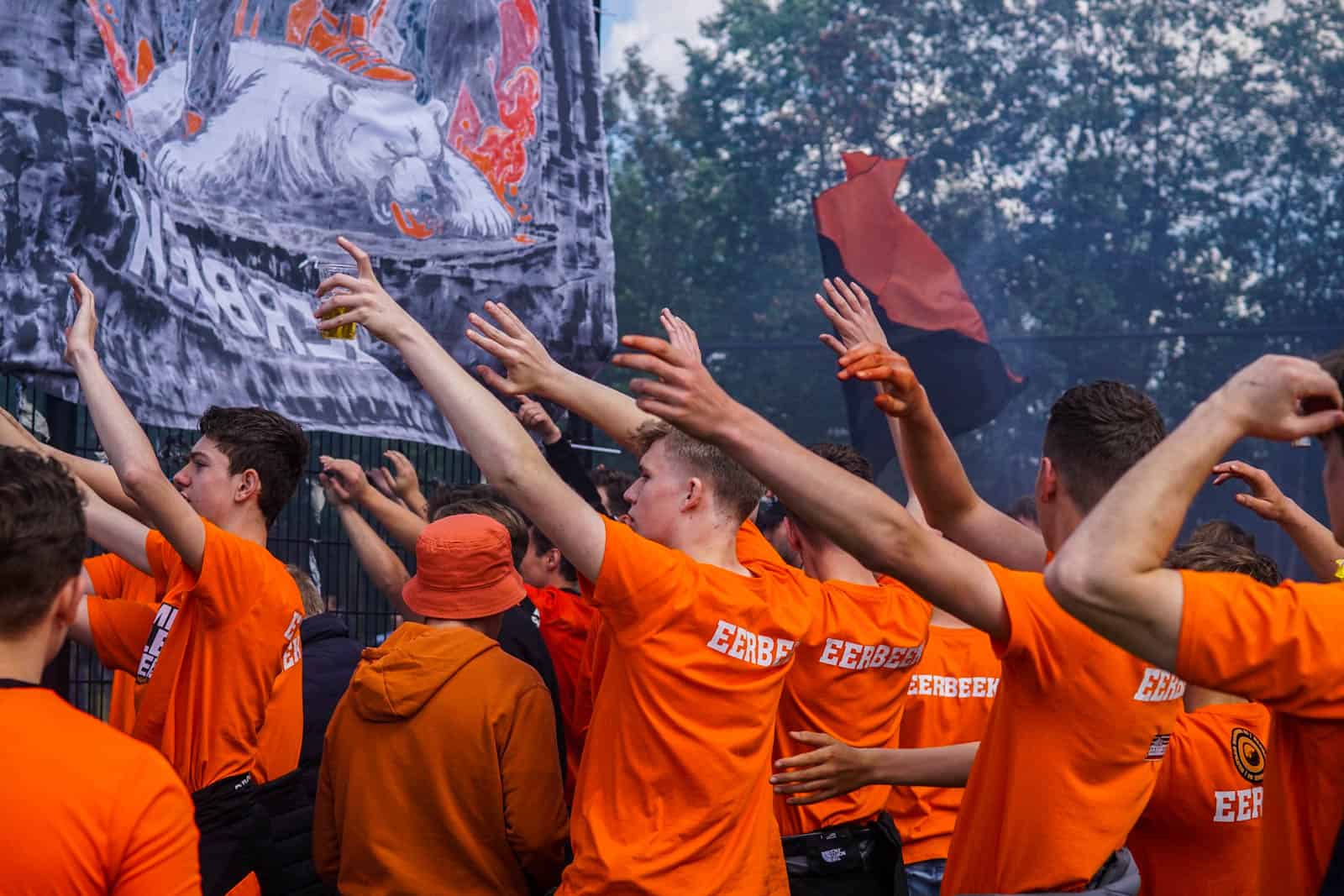 Eerbeekse Boys grijpt naast promotie ondanks sfeeractie en pyroshows