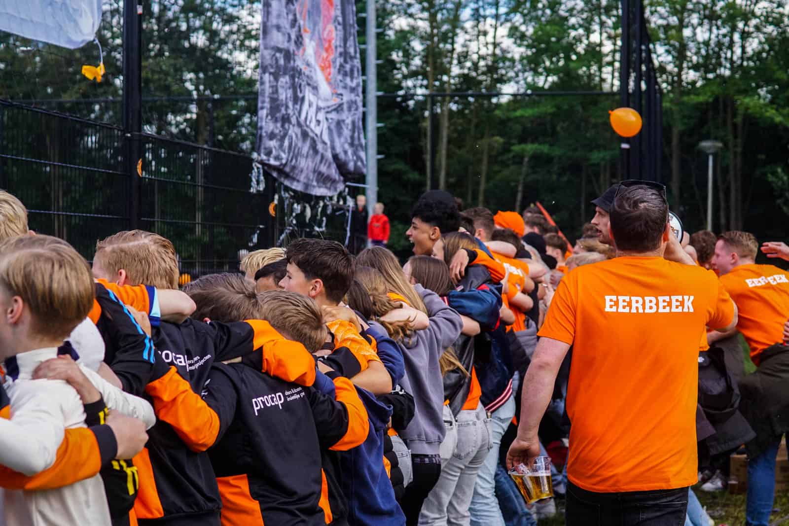 Eerbeekse Boys grijpt naast promotie ondanks sfeeractie en pyroshows