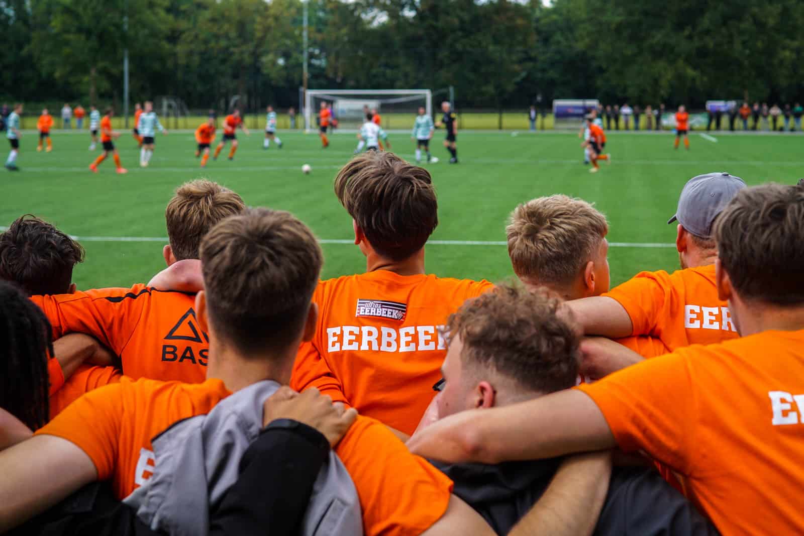 Eerbeekse Boys grijpt naast promotie ondanks sfeeractie en pyroshows