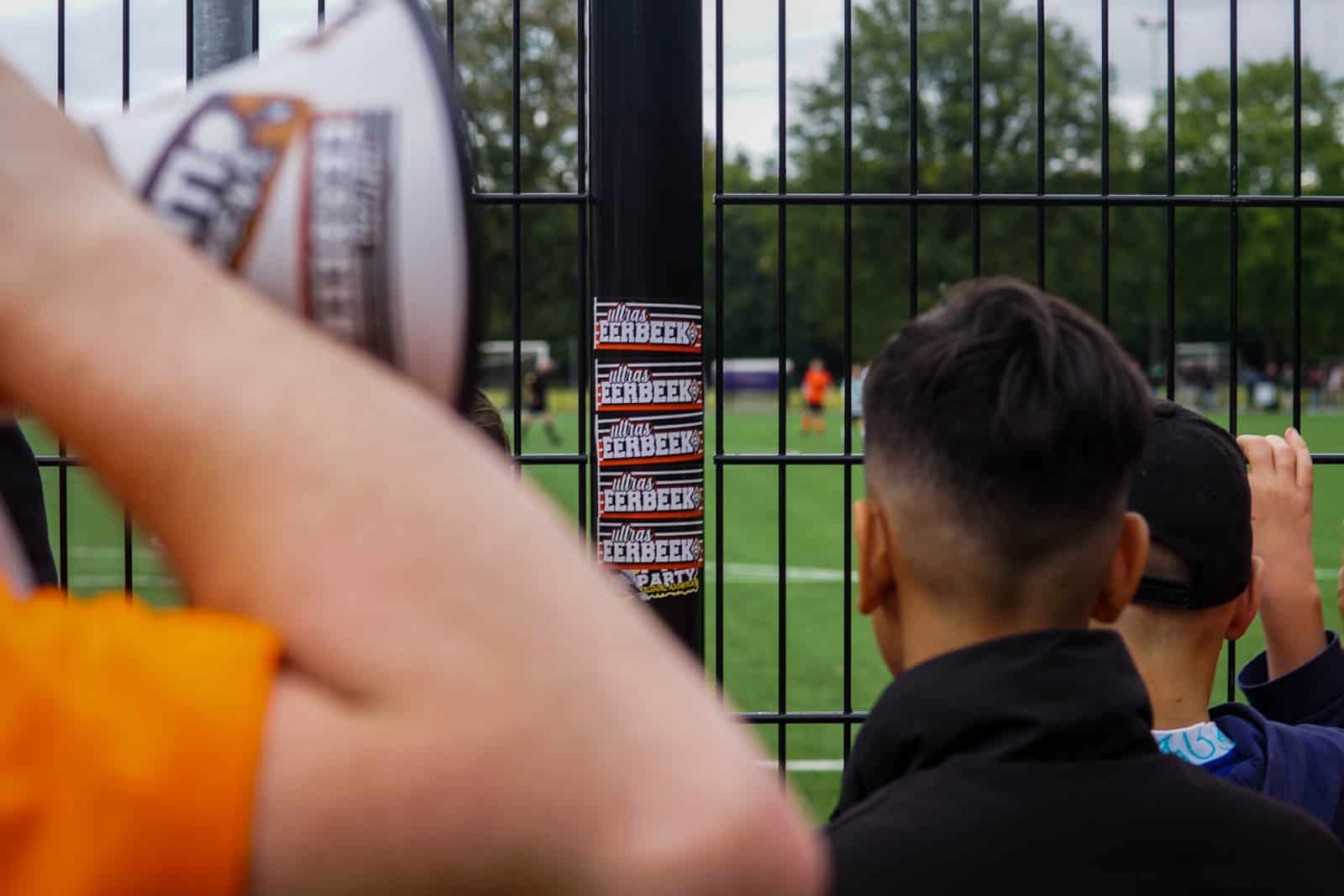 Eerbeekse Boys grijpt naast promotie ondanks sfeeractie en pyroshows