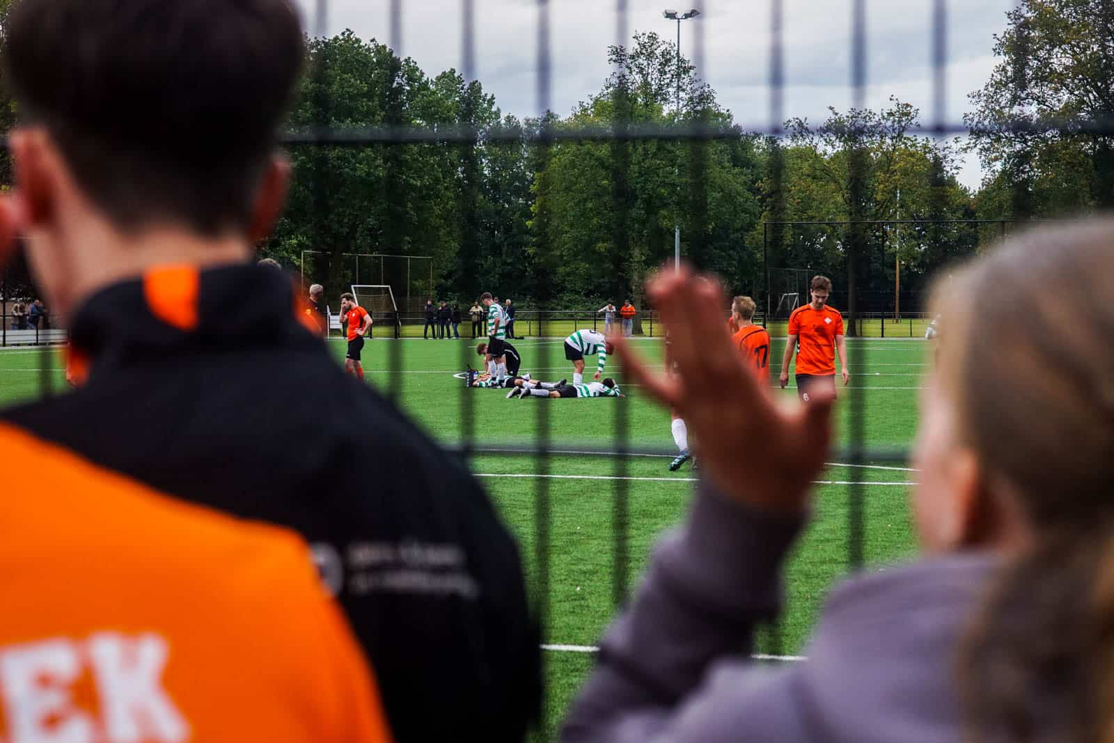 Eerbeekse Boys grijpt naast promotie ondanks sfeeractie en pyroshows