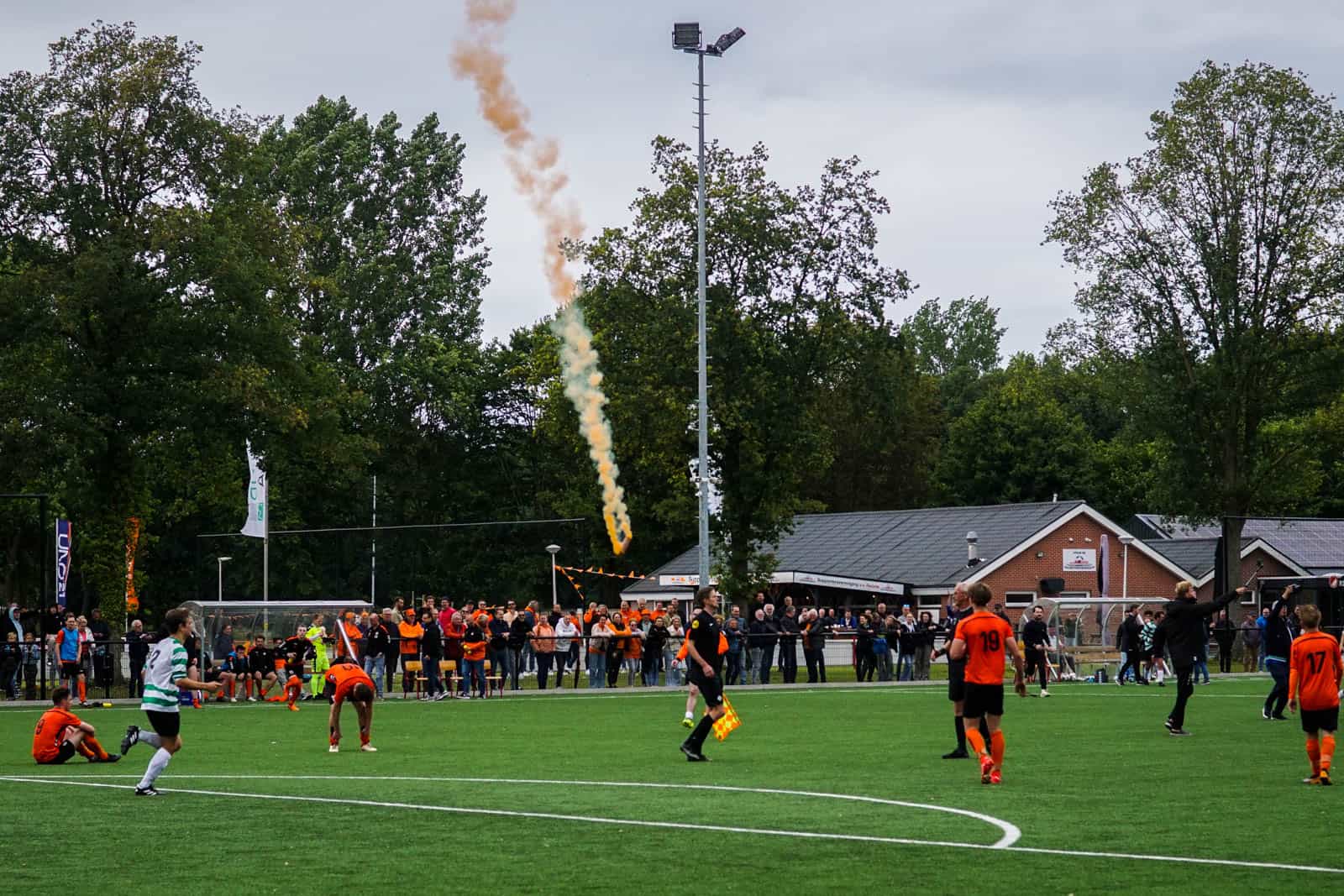 Eerbeekse Boys grijpt naast promotie ondanks sfeeractie en pyroshows
