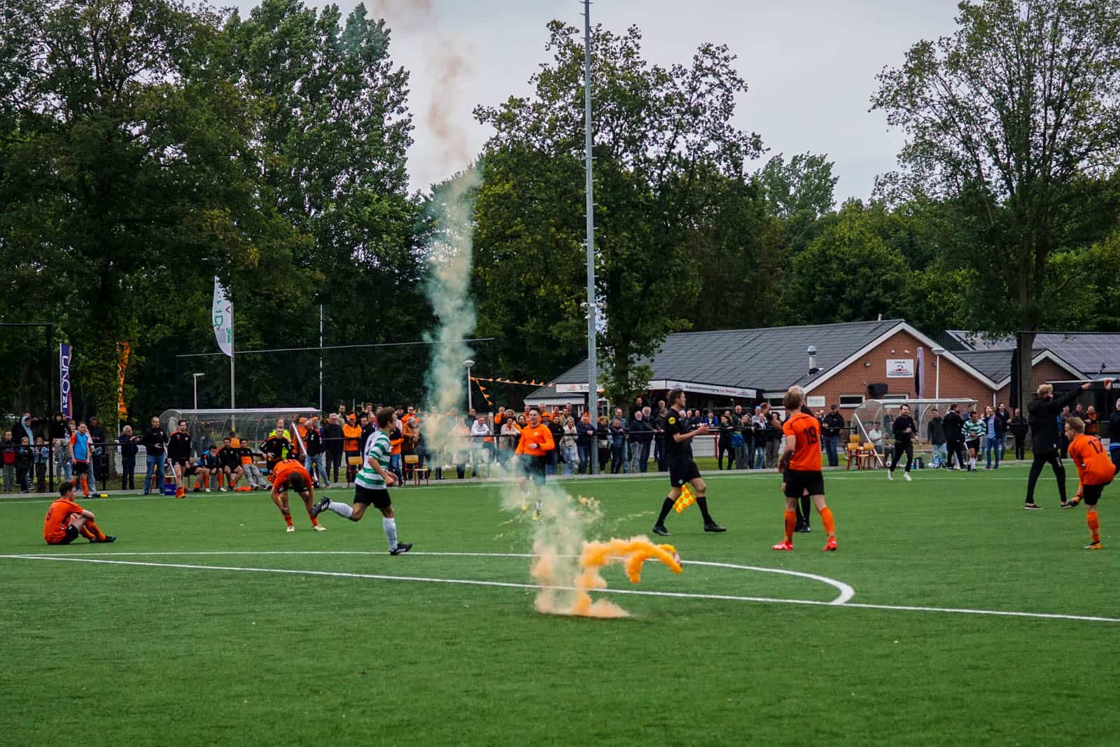 Eerbeekse Boys grijpt naast promotie ondanks sfeeractie en pyroshows