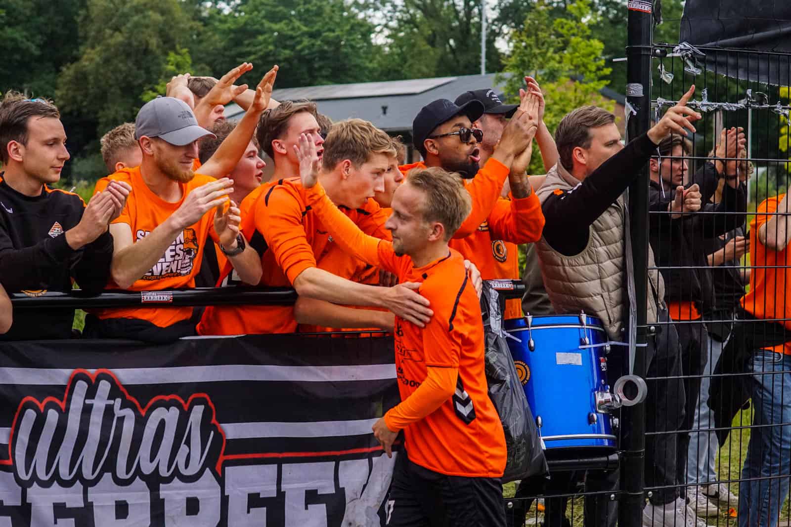 Eerbeekse Boys grijpt naast promotie ondanks sfeeractie en pyroshows