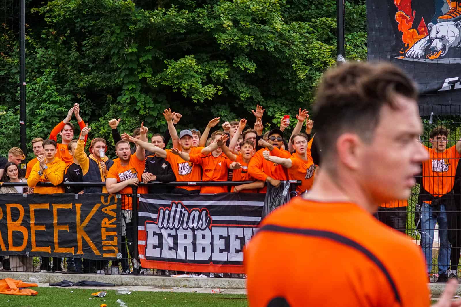 Eerbeekse Boys grijpt naast promotie ondanks sfeeractie en pyroshows