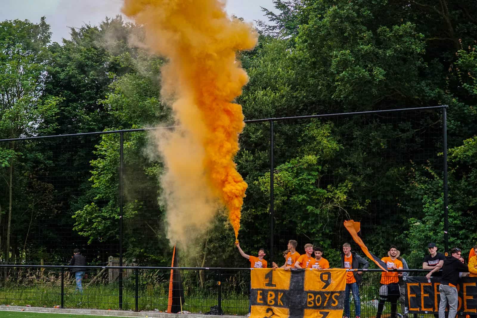 Eerbeekse Boys grijpt naast promotie ondanks sfeeractie en pyroshows