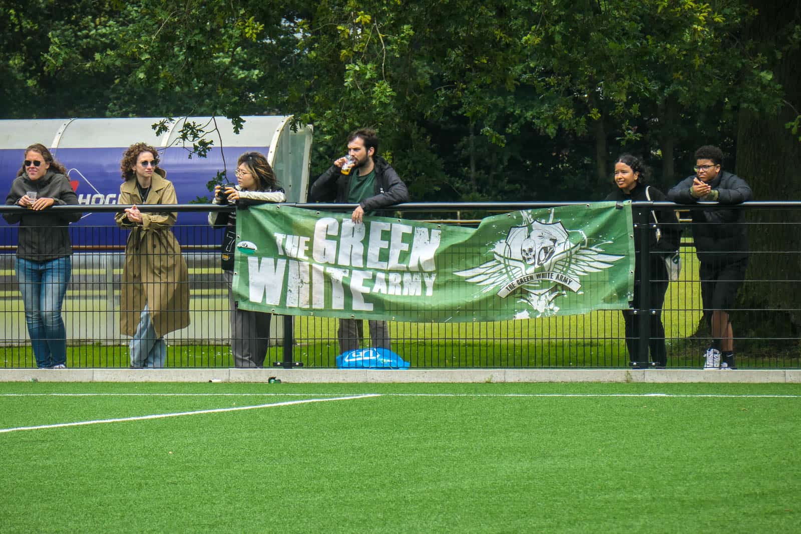 Eerbeekse Boys grijpt naast promotie ondanks sfeeractie en pyroshows