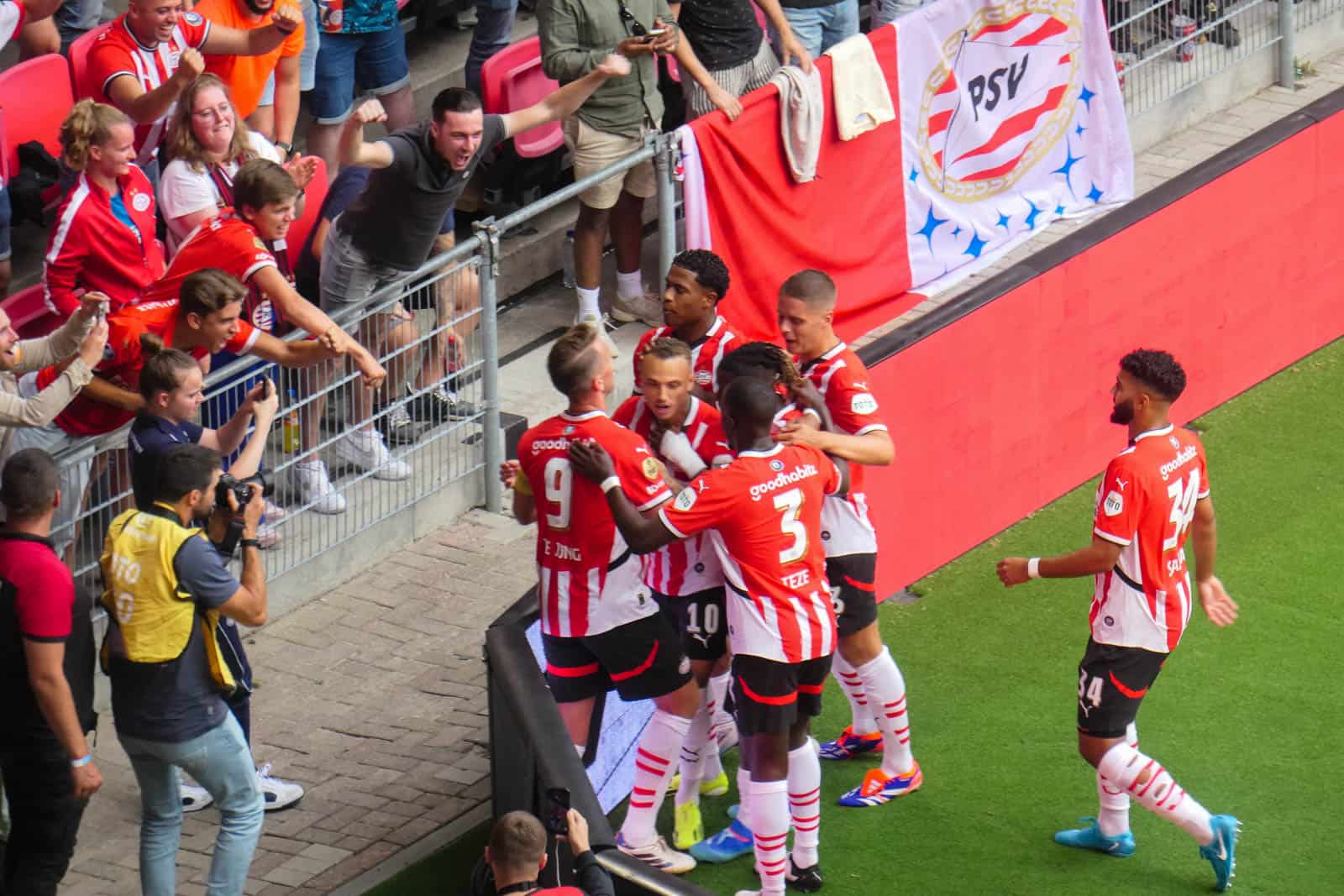Johan Cruijff Schaal 2024: doelpuntenspektakel in uitverkocht stadion