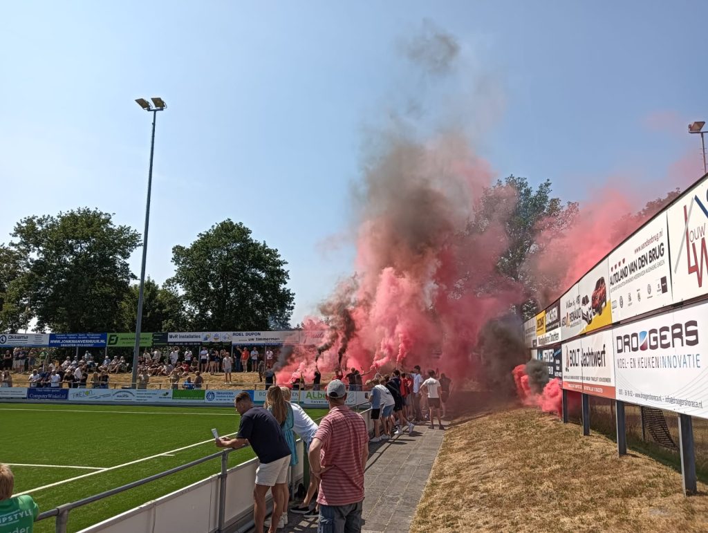 Al voor de aftrap waren veel toeschouwers getuige van een waar spektakel. Langs het veld staken de Rijperkerkers blauwe en witte rookbommen af, conform de clubkleuren van VV Rijperkerk.