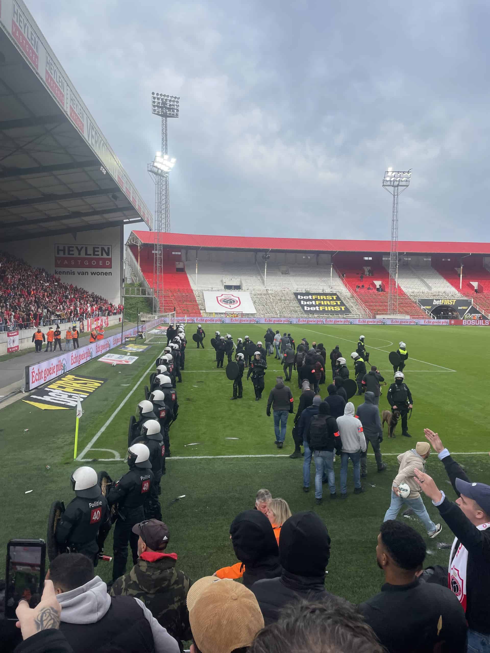 Bizarre taferelen bij Antwerpse Derby: arrestaties, vernedering en aangekondigde staking