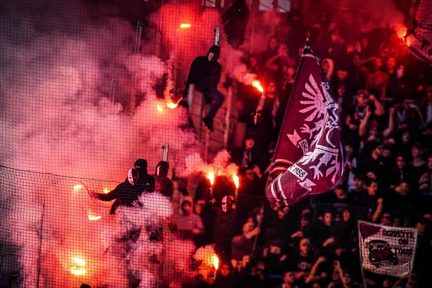 Passie, pyro en provocaties tijdens de Derby du Lac Léman