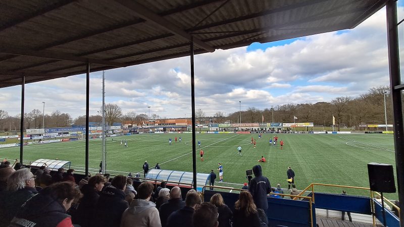Wij waren bij het topduel tussen vv Nunspeet en Roda ’46 op De Wiltsangh. Een middag vol sfeer, jeugdherinneringen en de strijd om promotie!