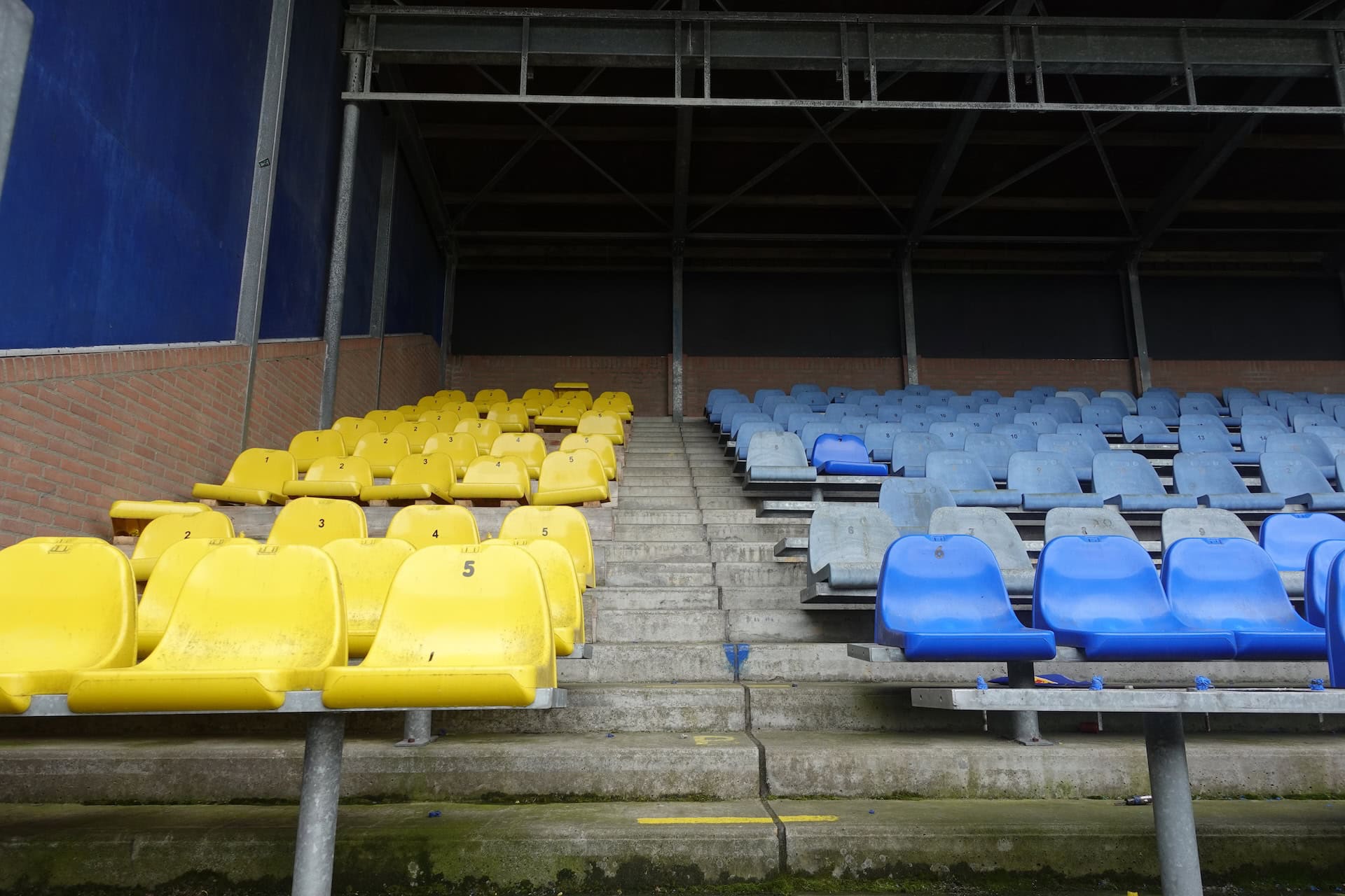 Tribunestoelen halen in vervallen Cambuurstadion