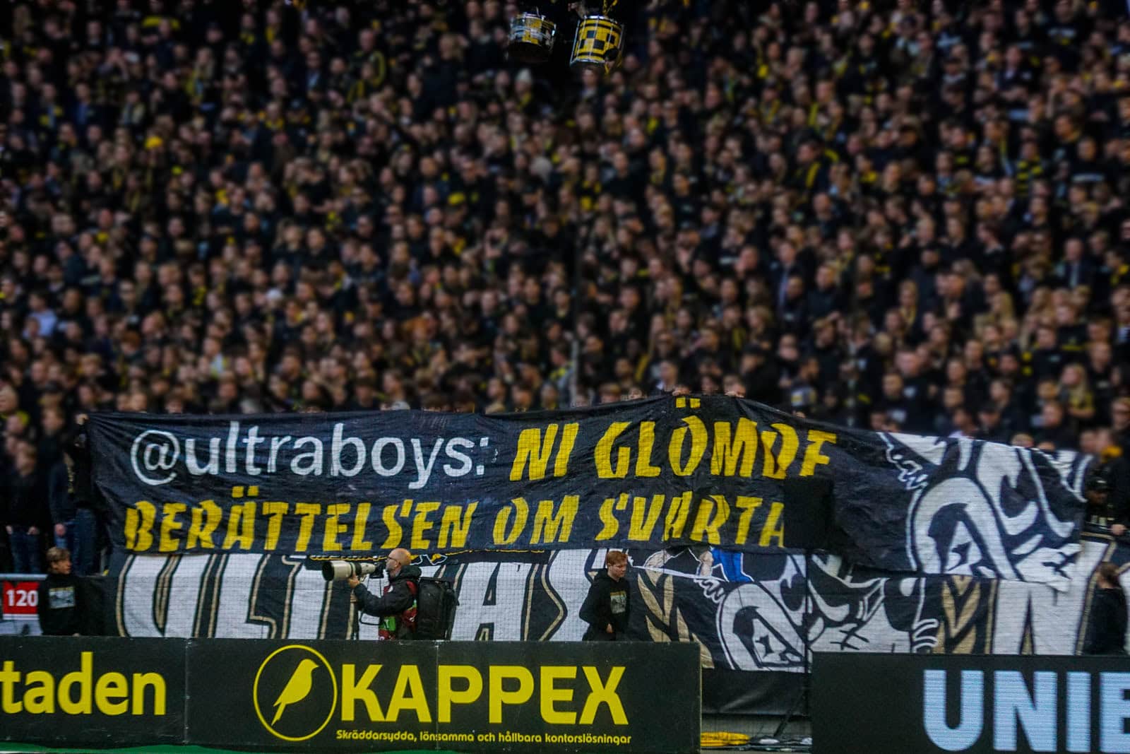 Fikkend materiaal en strakke sfeeracties; Stockholm derby tussen AIK en Hammarby
